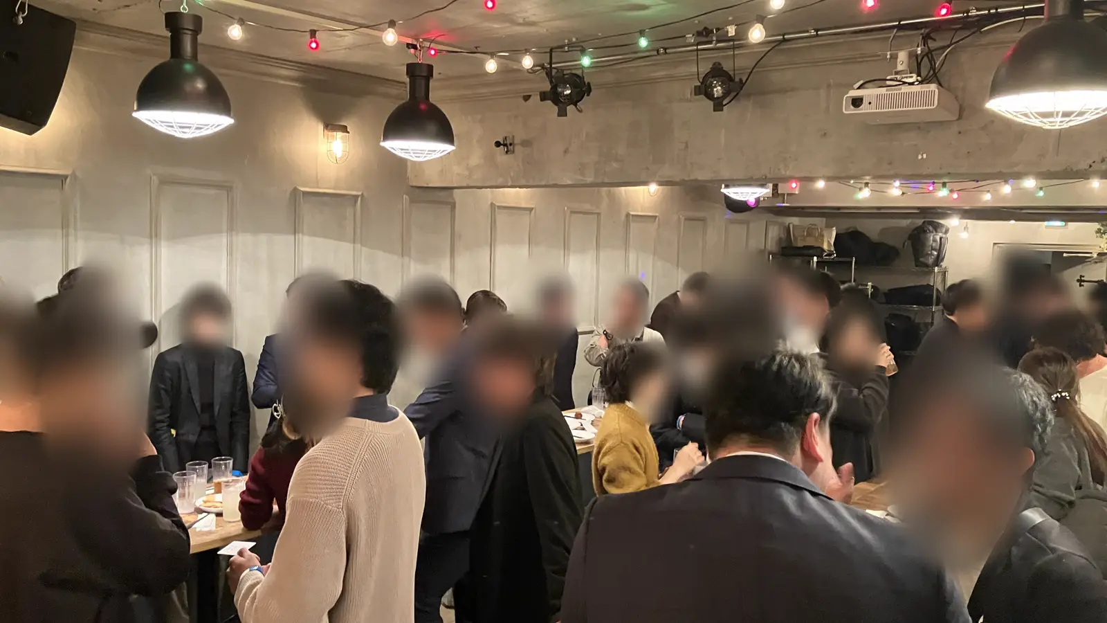 名刺交換をする参加者