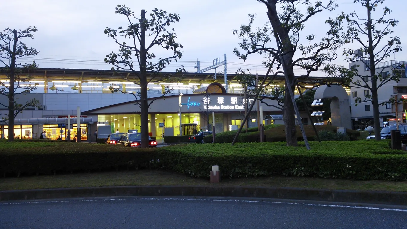 夕方の谷塚駅東口の駅舎とロータリー