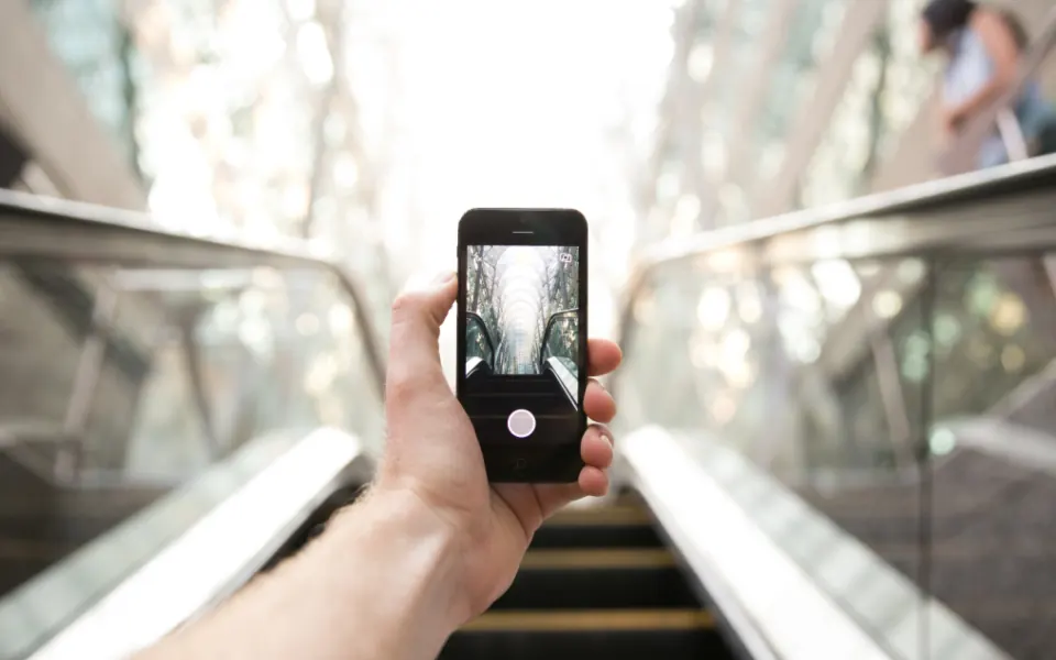 スマートフォンで動画を撮影する手