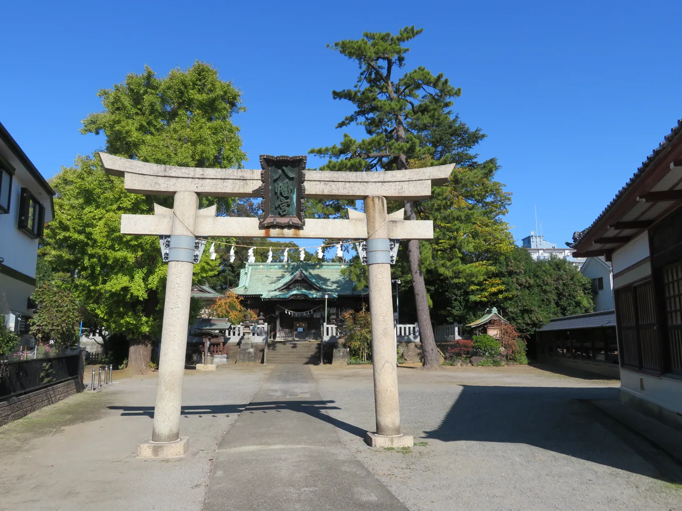 八潮市大曽根の大曽根八幡神社の鳥居と拝殿