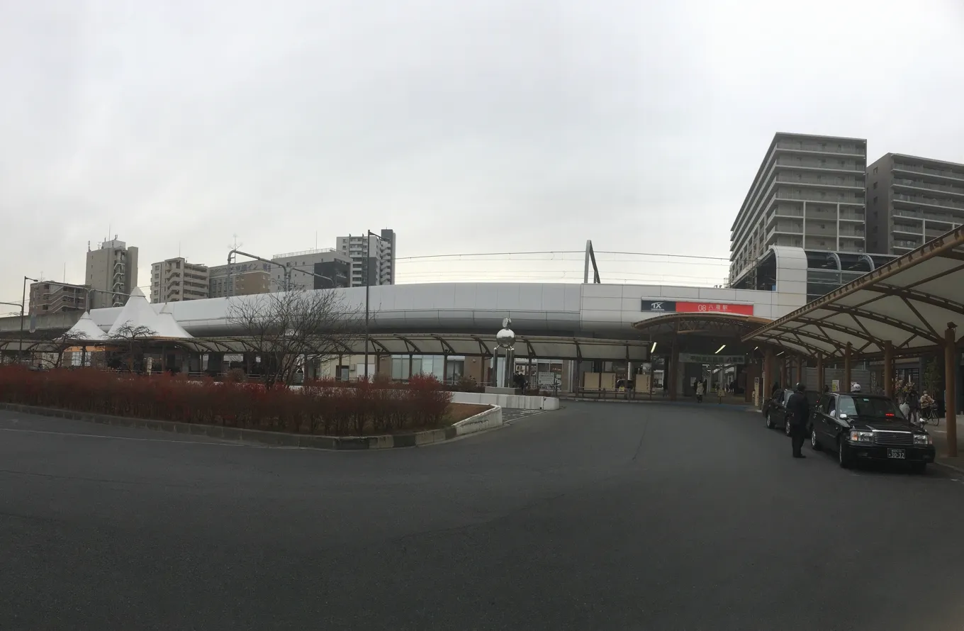 八潮駅南口の駅舎とロータリー、駅前のマンション