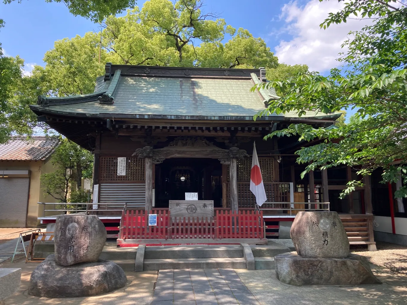 吉川の総鎮守・芳川神社の拝殿