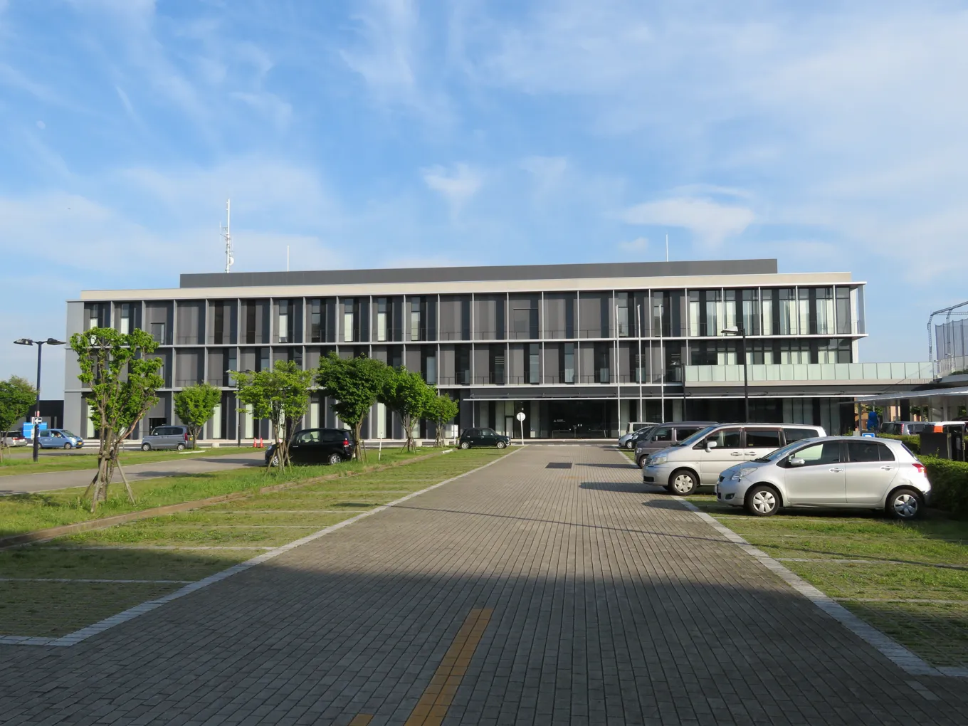 きよみ野の市民交流センターおあしす隣にある吉川市役所の庁舎