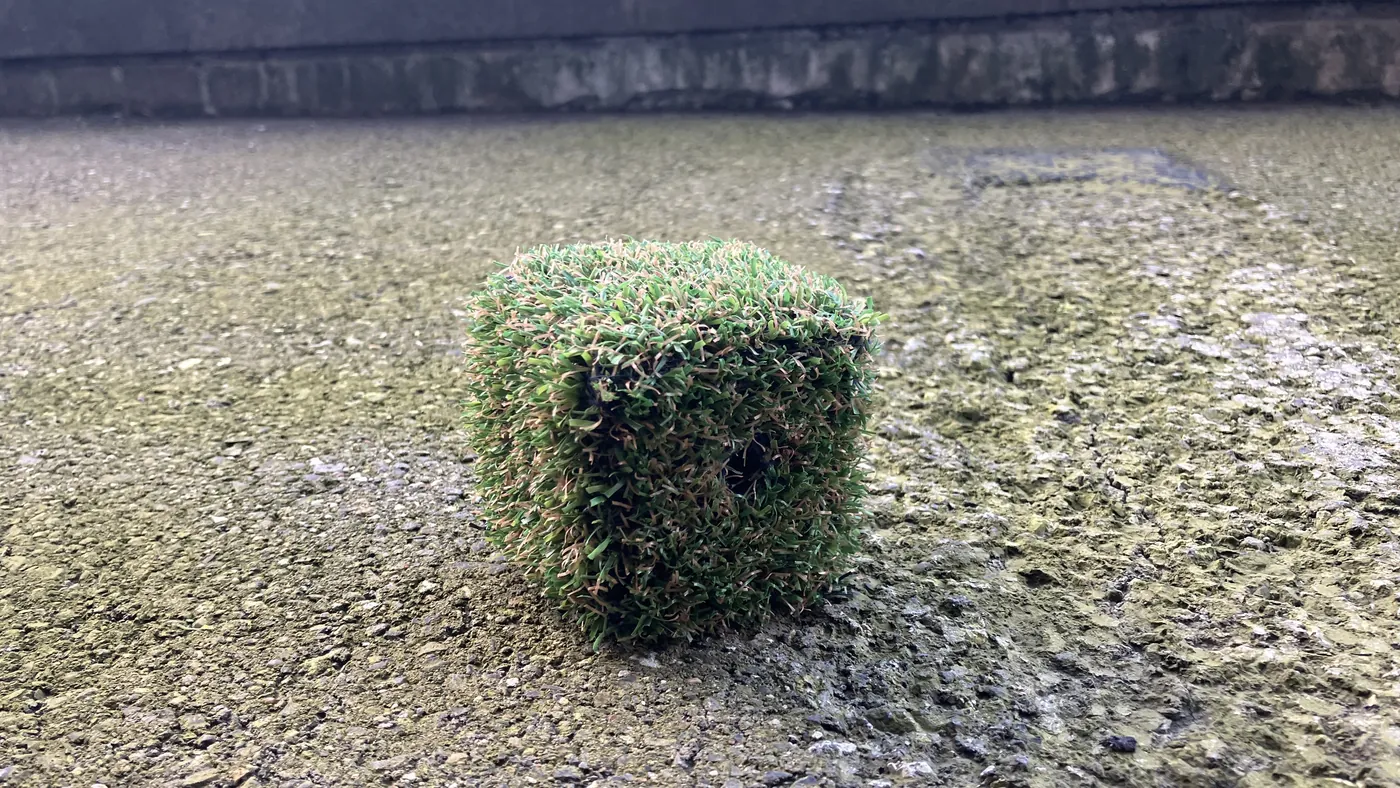 周囲と同化する防犯・監視の新提案。「草むらカバー」がもたらすカモフラージュ効果と職人技のこだわり